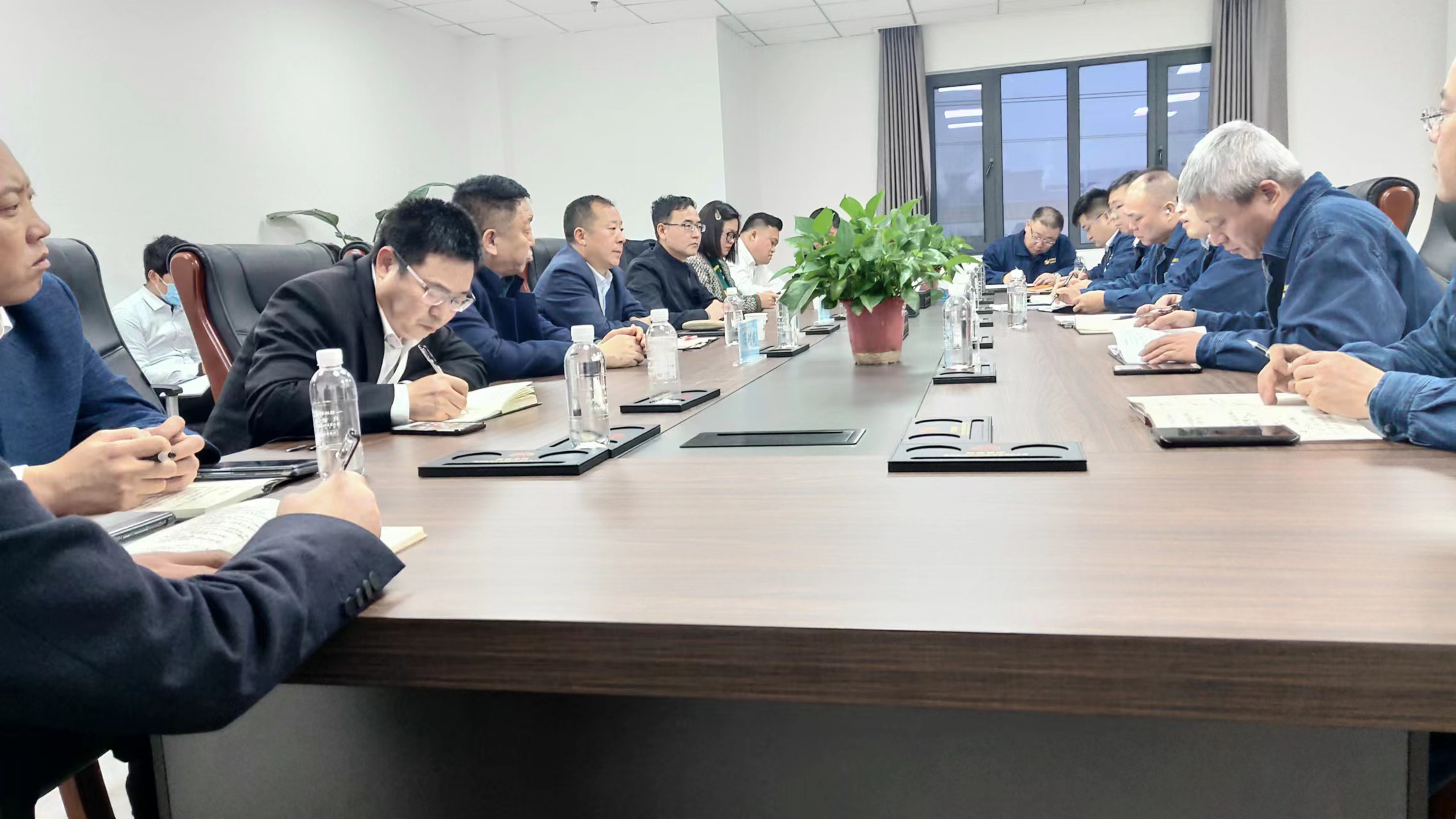 甘肅浩海煤化董事長馮對成，韓城公司常務副總經理袁浩一行到公司座談