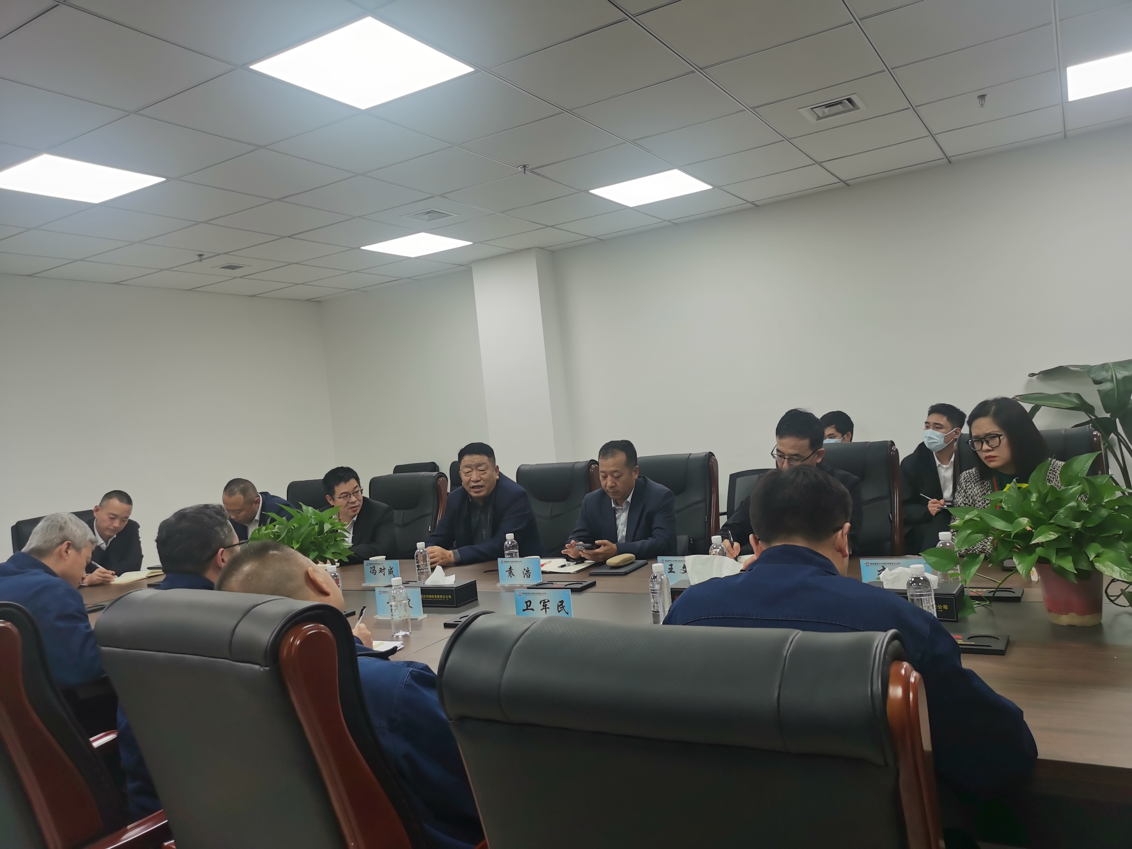 甘肅浩海煤化董事長馮對成，韓城公司常務副總經理袁浩一行到公司座談