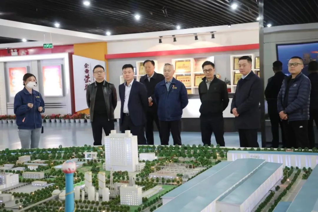 山東濰坊優(yōu)瑞鋁材設(shè)備有限公司董事長周榜軍一行到公司參觀調(diào)研