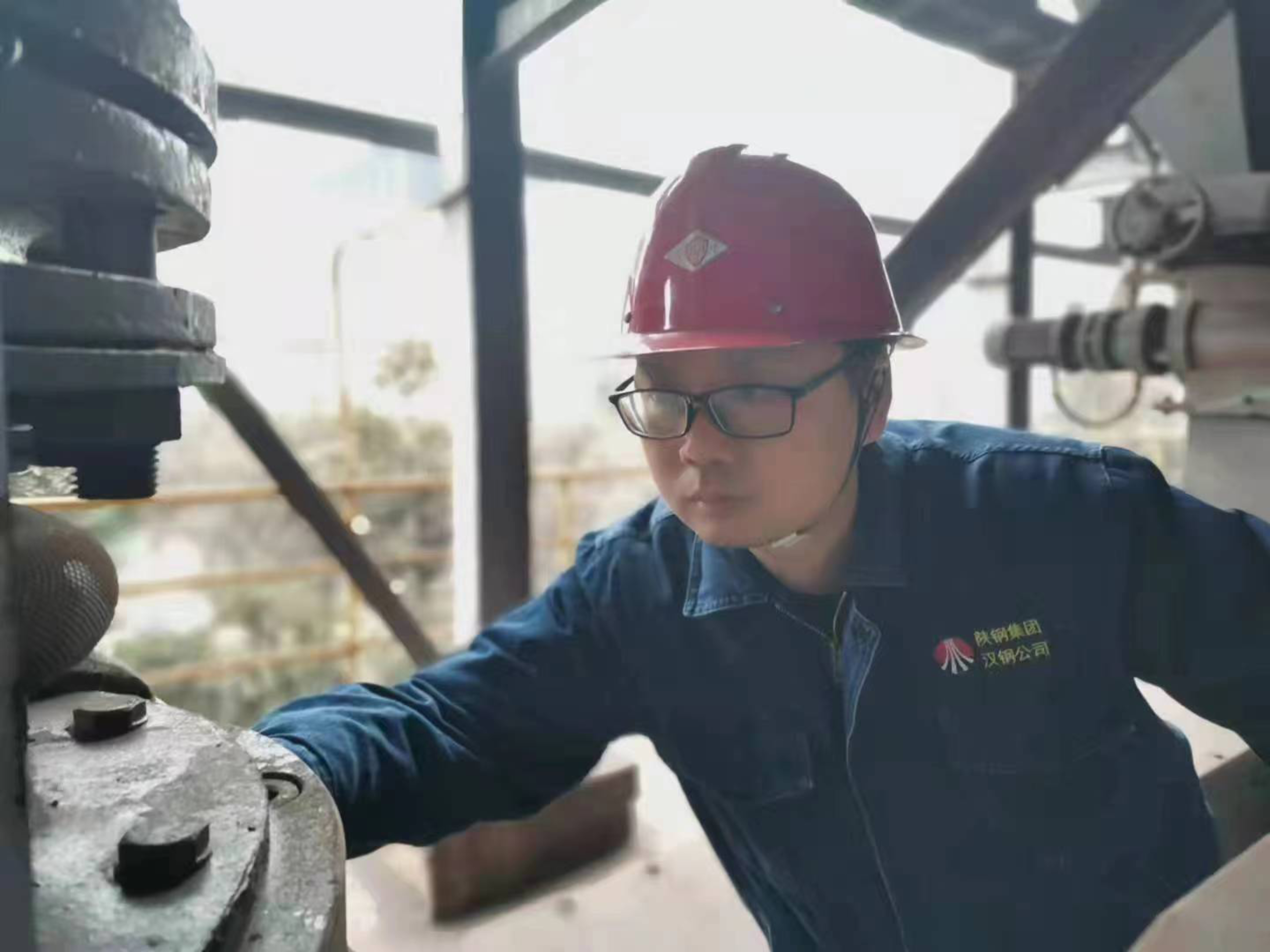 “穩定順行”背后的無名英雄-----記漢鋼公司2021-2022年度“勞動模范”胡剛