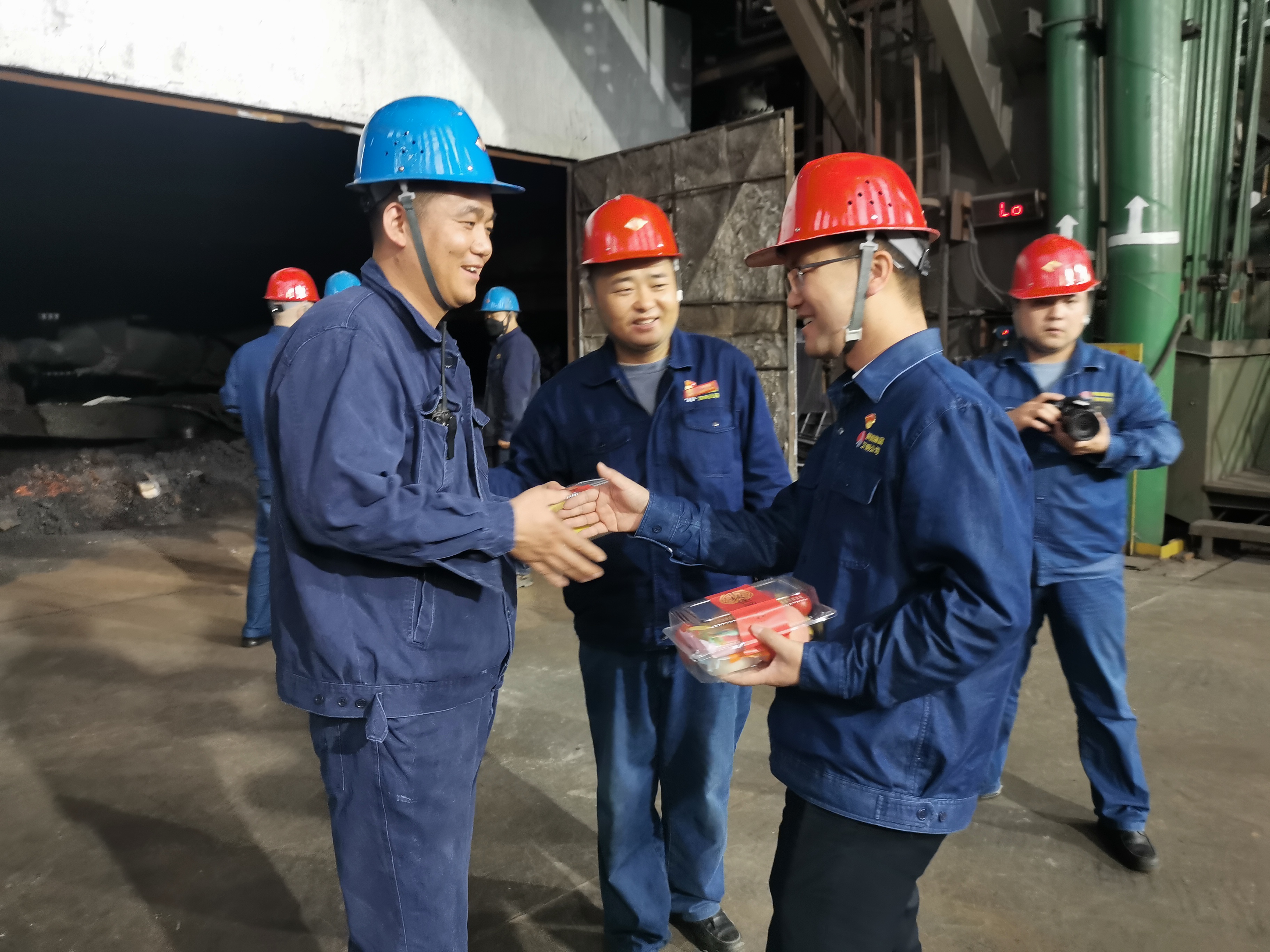 節(jié)日里，他們用堅守和專注譜寫勞動者之歌