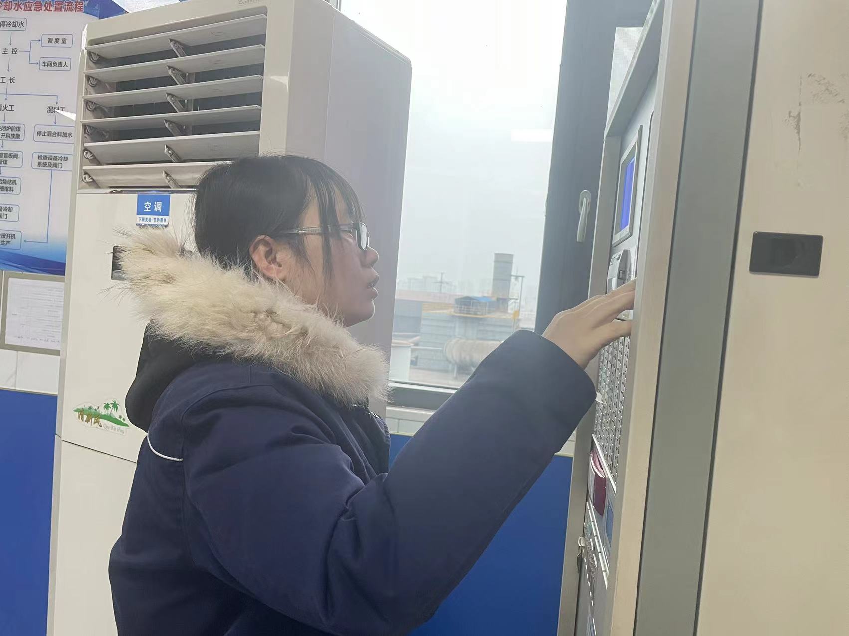 崗位上，臘梅花開香正濃
