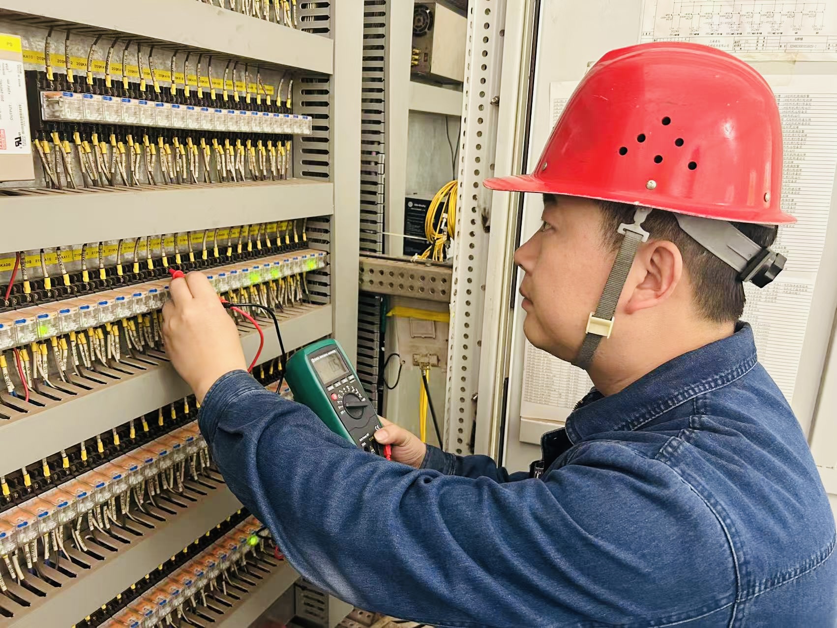 扎根維修電工15年，創新鍛造“匠人”—記第三屆“陜鋼工匠”張磊