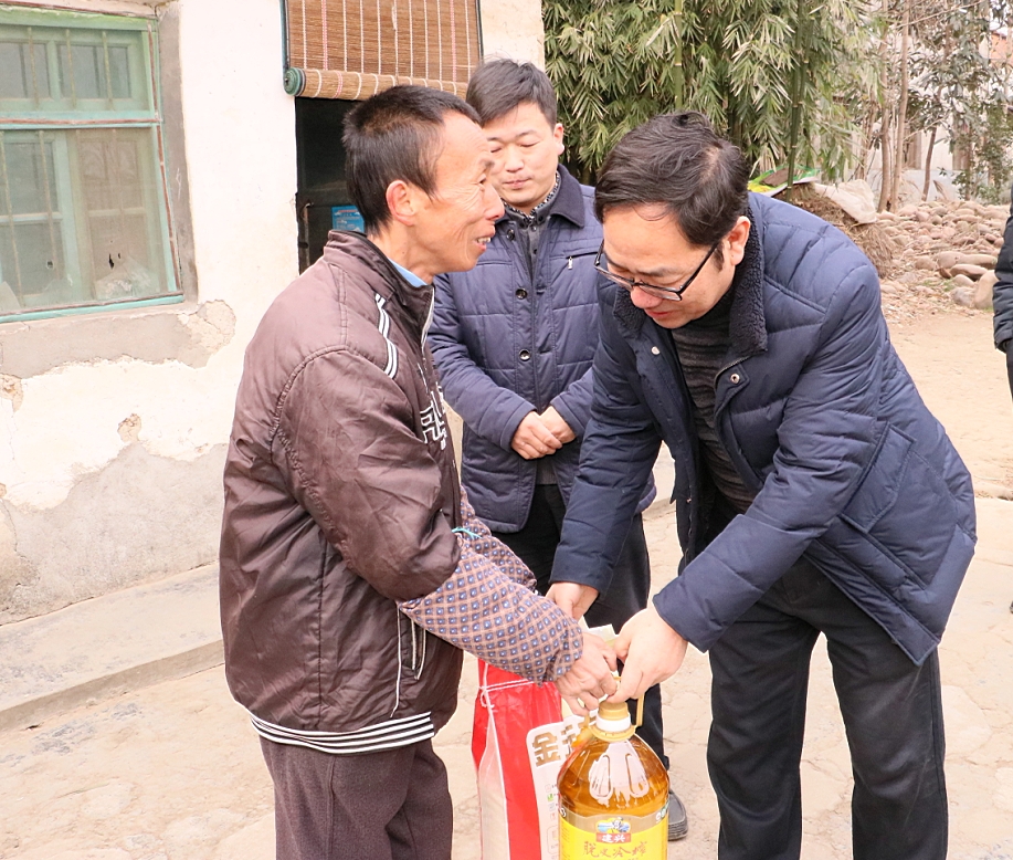 武軍強(qiáng)一行到勉縣黃羅營(yíng)村扶貧慰問
